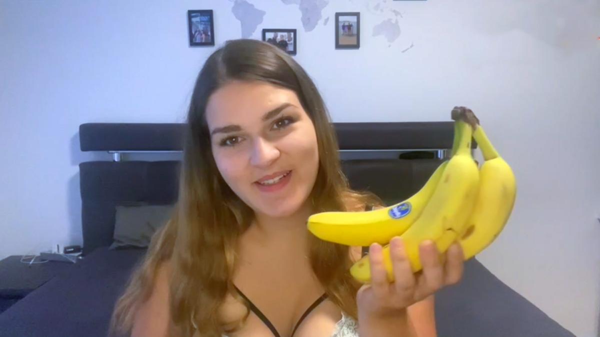 Lena Lust: Banana in her Pussy